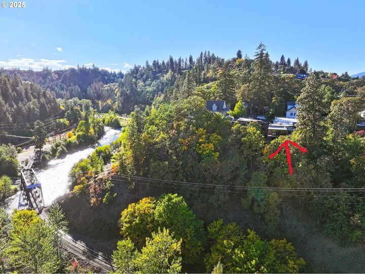 Property Photo: 515 E 4th St #2 OR 97031