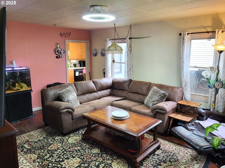 Property Photo: 634 E Main St OR 97378