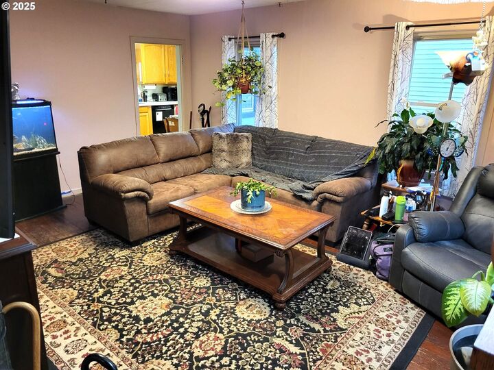 Property Photo: 634 E Main St OR 97378