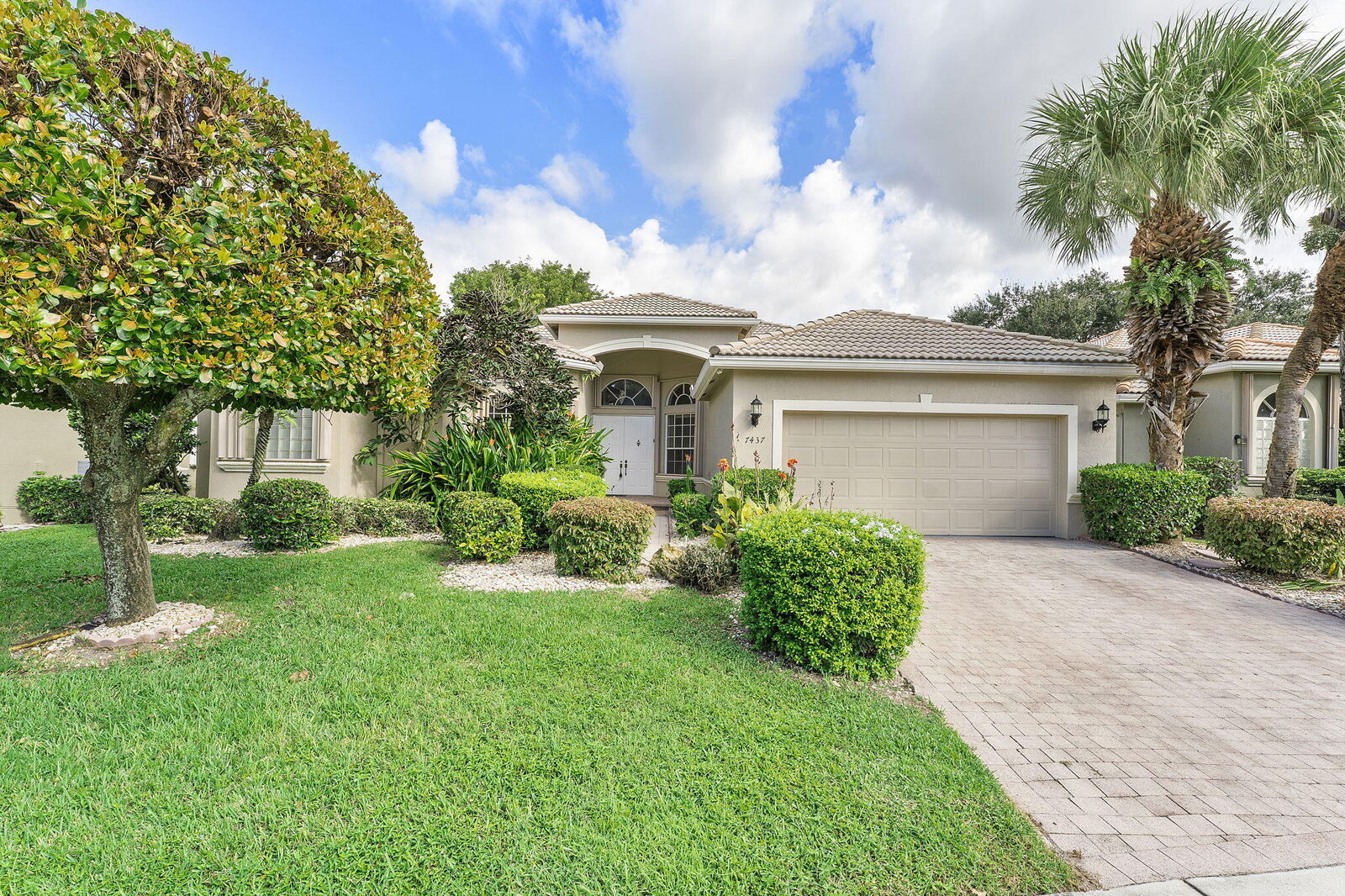 Property Photo: 7437 Viale Michelangelo FL 33446