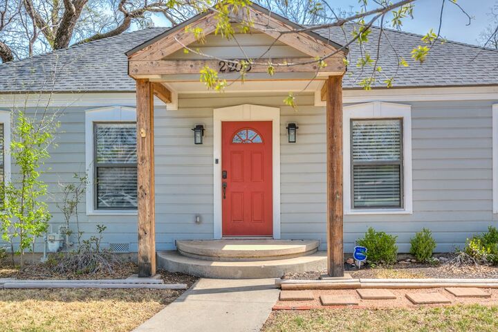 Property Photo: 2205 Live Oak Dr TX 76901