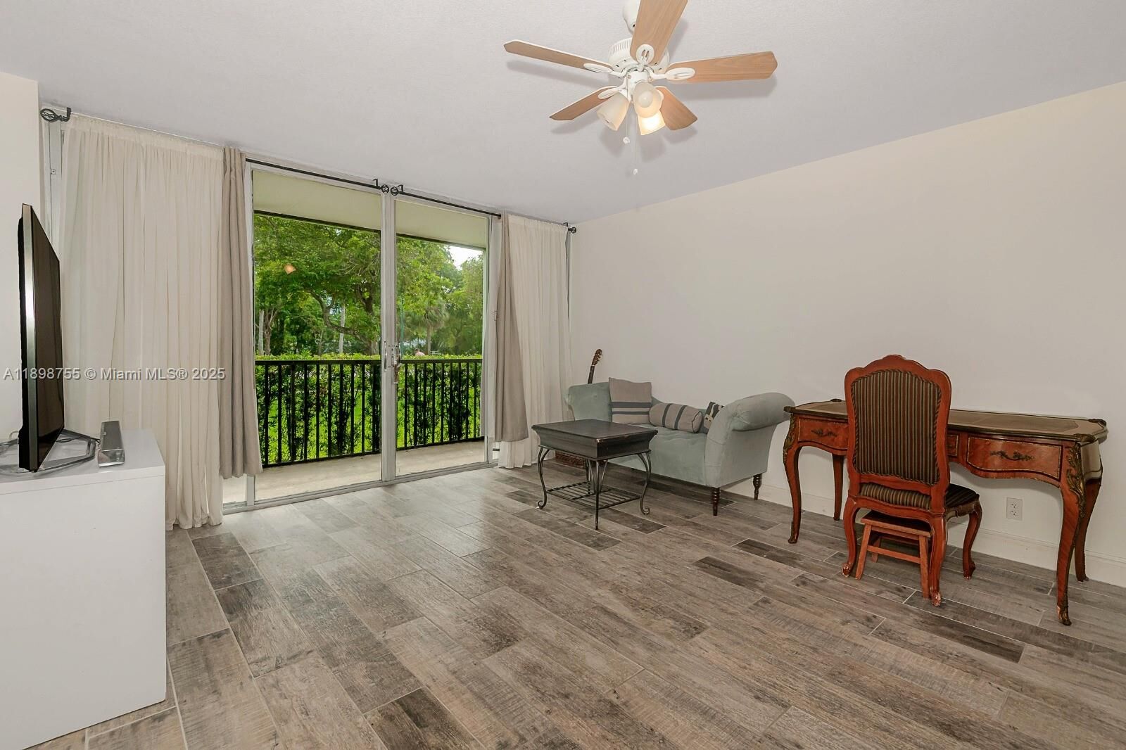 Property Photo: 3401 N Country Club Dr 117 FL 33180
