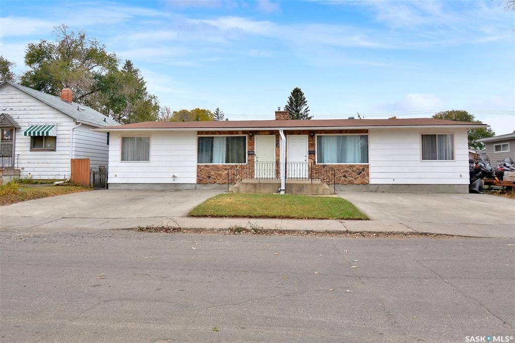 Property Photo: 207-209 S Avenue N SK S7L 2Z7