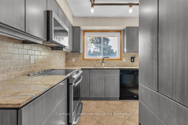Property Photo:  12 Camdon Court  ON N4G 4B3 
