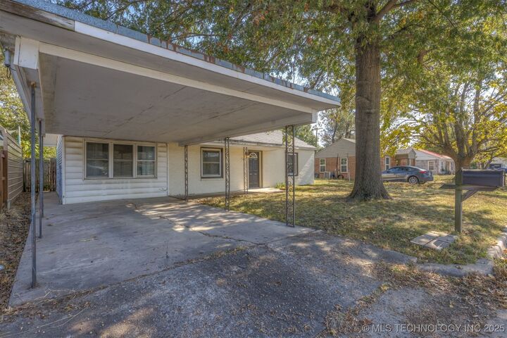 Property Photo:  415 N Orphan Street  OK 74361