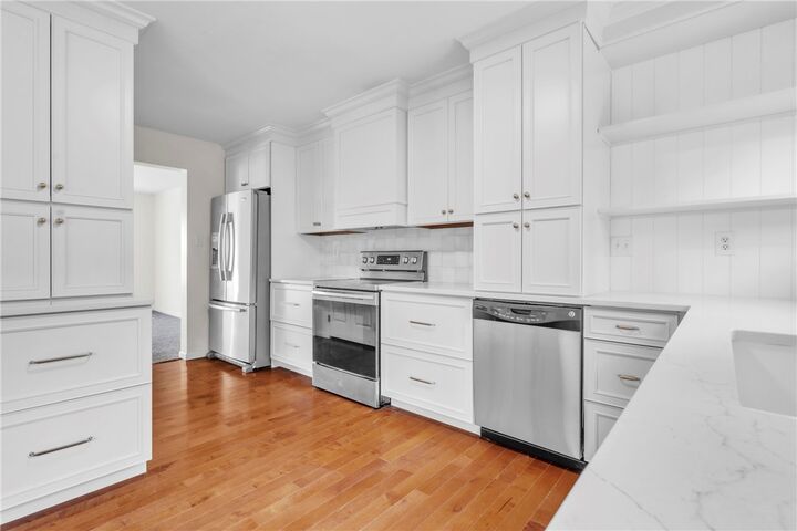 Property Photo: 305 Broadstone Dr PA 16046