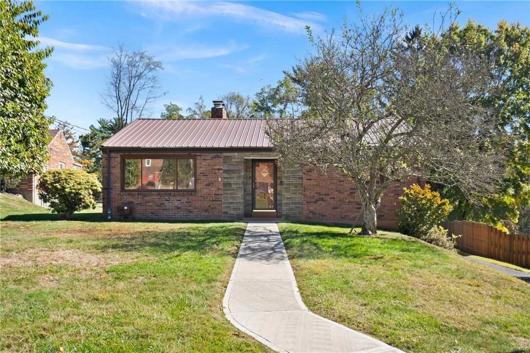 Property Photo:  664 Rolling Green Dr  PA 15102 