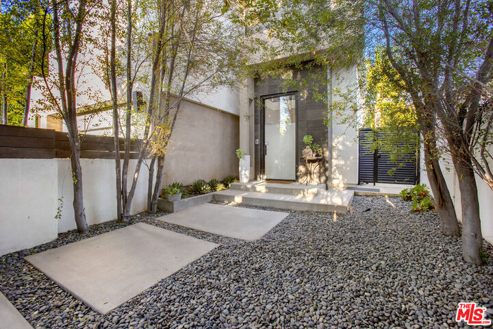 Property Photo:  454 N Sweetzer Ave  CA 90048 