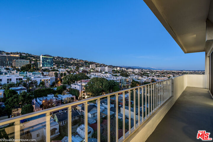 Property Photo:  838 N Doheny Dr  CA 90069