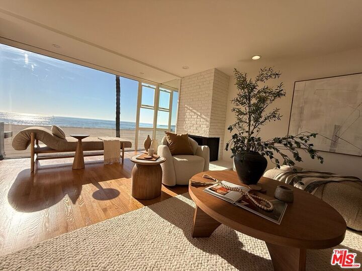 Property Photo: 6 SW Northstar St CA 90292