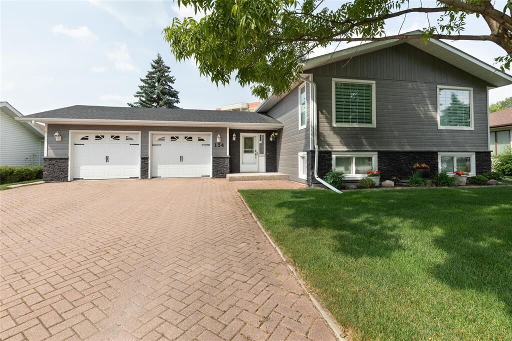 Property Photo:  134 Harvest Drive  MB R5G 2C7