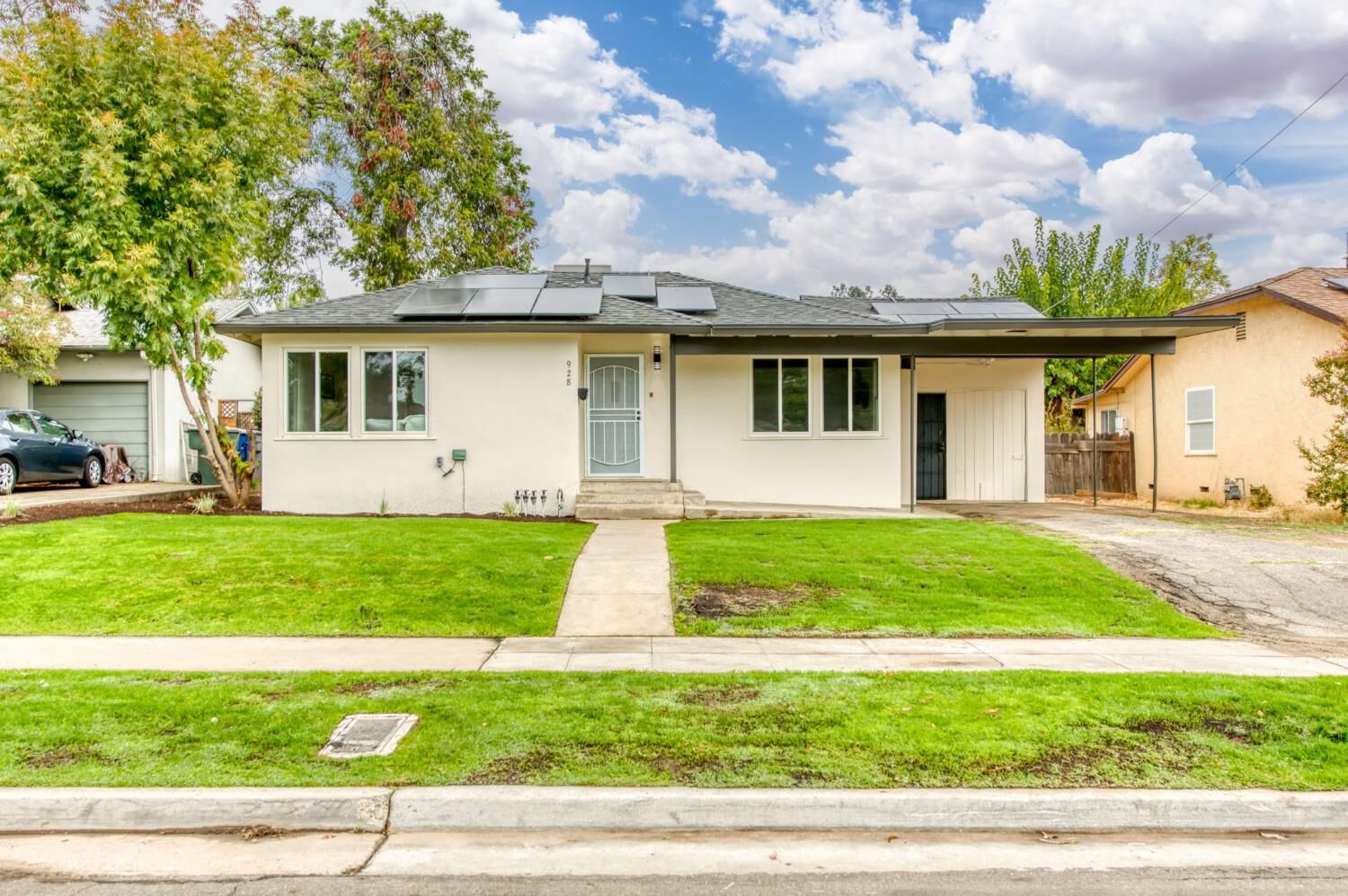 Property Photo:  928 W Lansing Way  CA 93705 