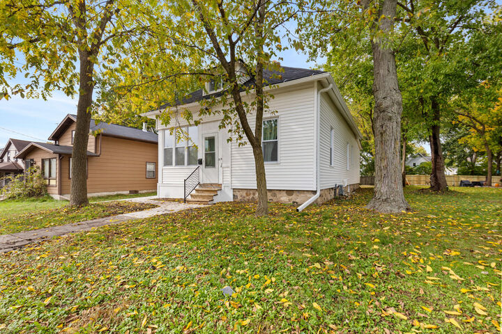 Property Photo: 214 S West Ave WI 53186