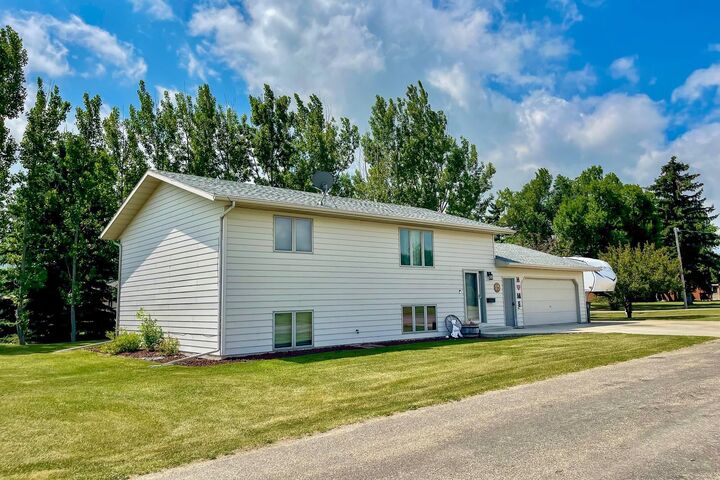 Property Photo:  25 Walther Ave SW  ND 58718 