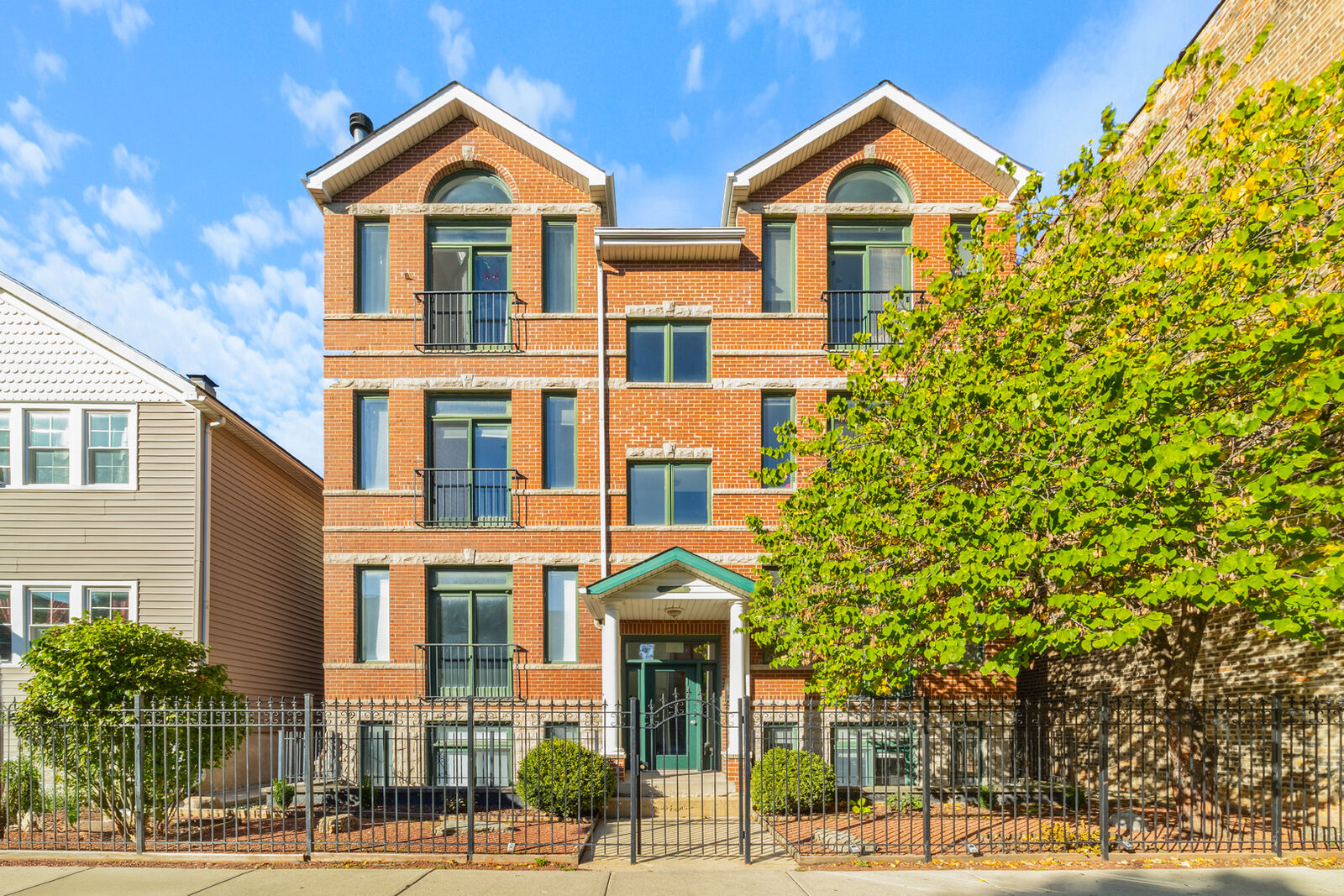 Property Photo: 2106 W Erie Street 1E IL 60612