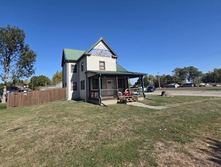 Property Photo:  623 E Clay Street  IL 61727