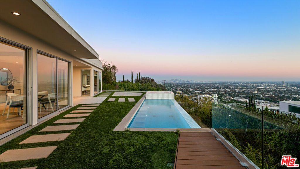 Property Photo:  8515 Hedges Way  CA 90069 