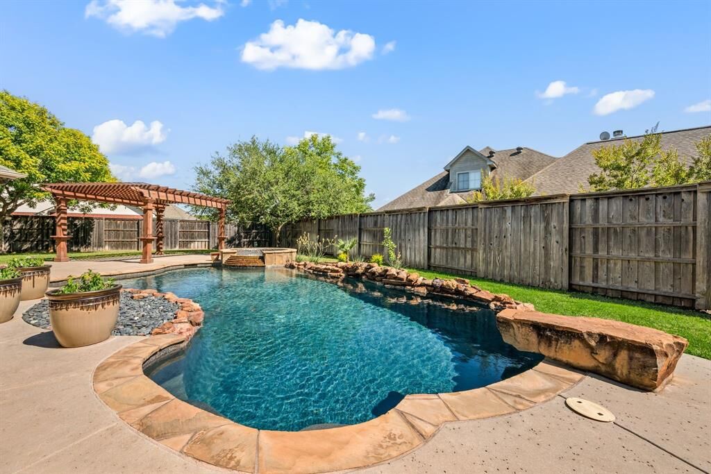Property Photo:  7804 Baywood Court  TX 76182