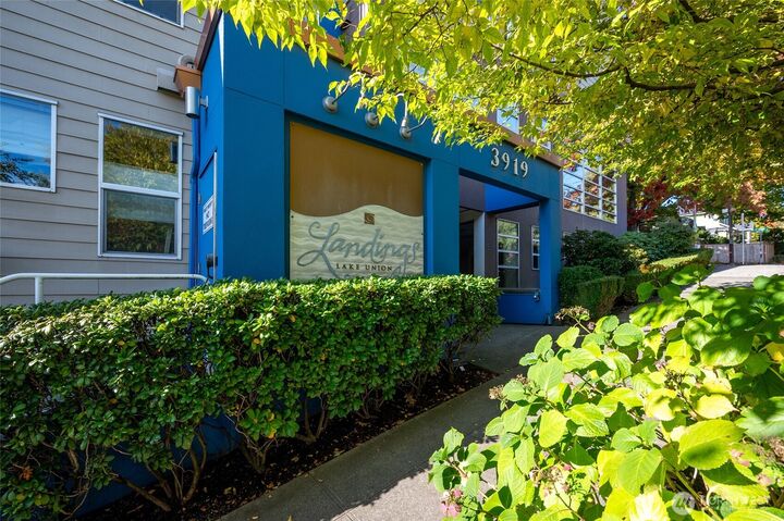 Property Photo: 3919 Latona Avenue NE 307 WA 98103