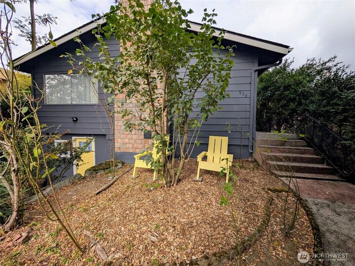 Property Photo:  936 N 101 Street  WA 98133