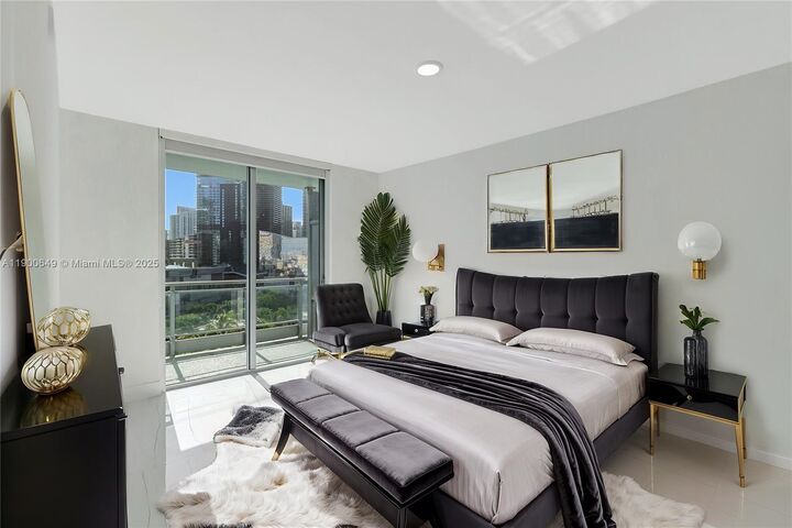 Property Photo:  90 SW 3rd St 1602  FL 33130 