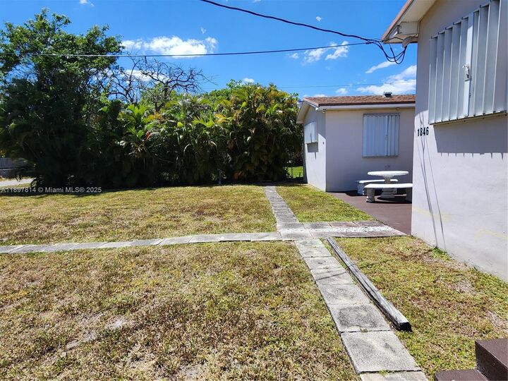 Property Photo: 1846 Wiley St FL 33020
