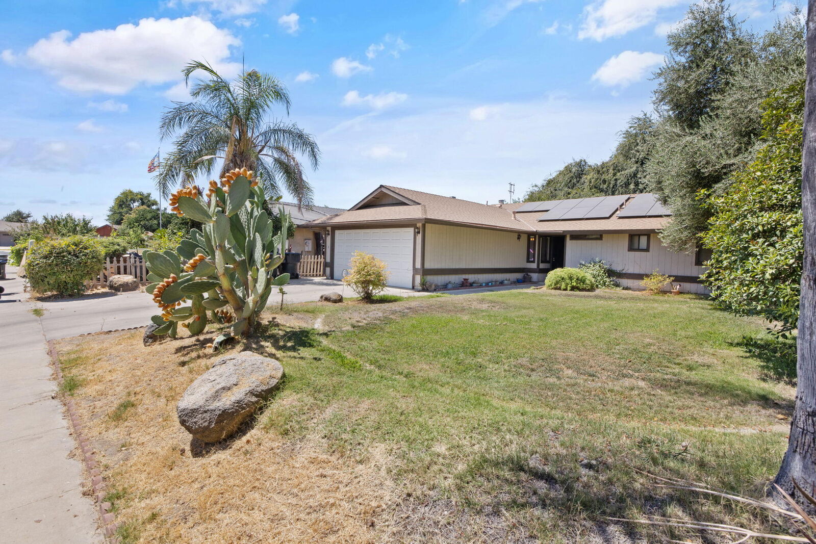 Property Photo:  849 S Cindy Street  CA 93277 