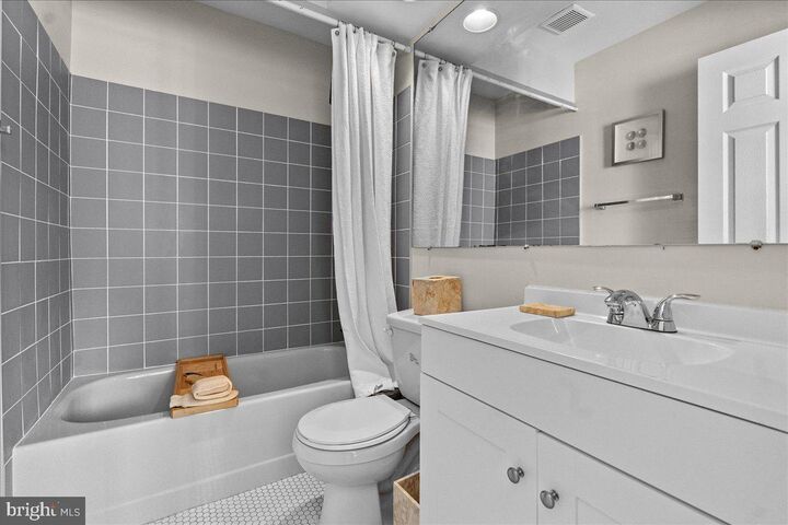 Property Photo: 2076 Bowline Loop VA 22192