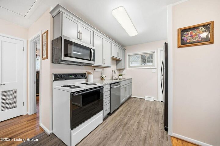 Property Photo: 4804 Redstart Rd KY 40213