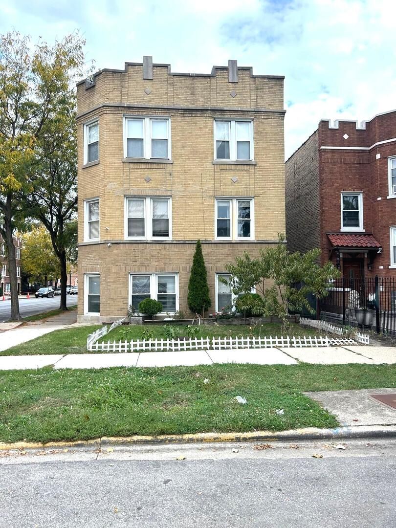 Property Photo: 3043 N Laramie Avenue 2 IL 60641