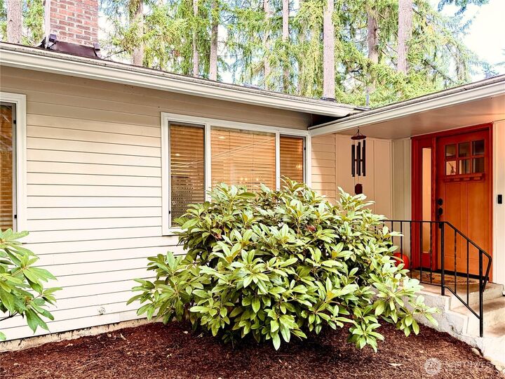 Property Photo: 15934 SE 41st Place WA 98006