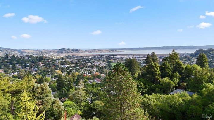 Property Photo:  666 Redwood Avenue  CA 94925