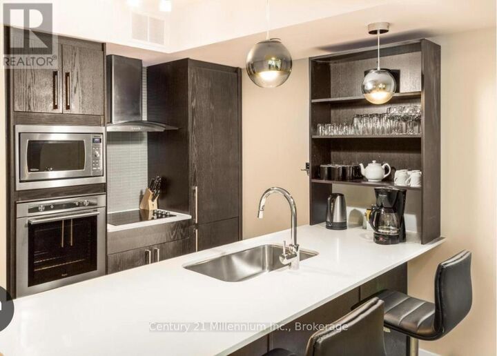 Property Photo: 9 Harbour Street 5404-54 ON L9Y 5C5