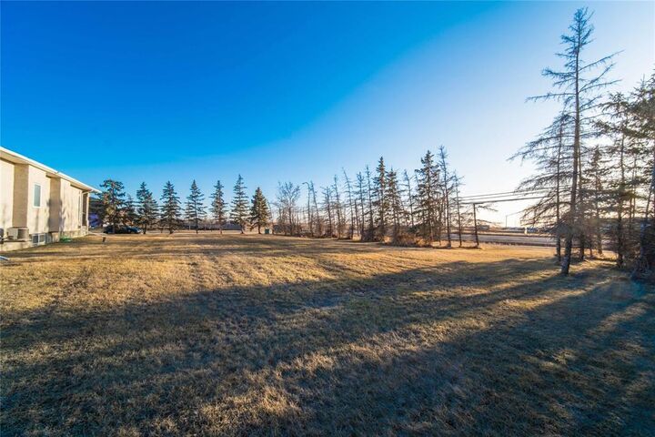 Property Photo:  2 River Springs Drive  MB R4A 2A3