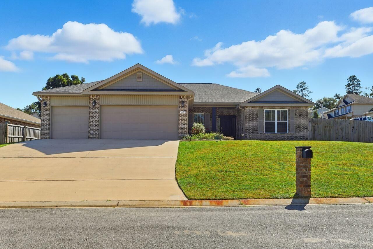 Property Photo:  3025 Crown Creek Circle  FL 32539