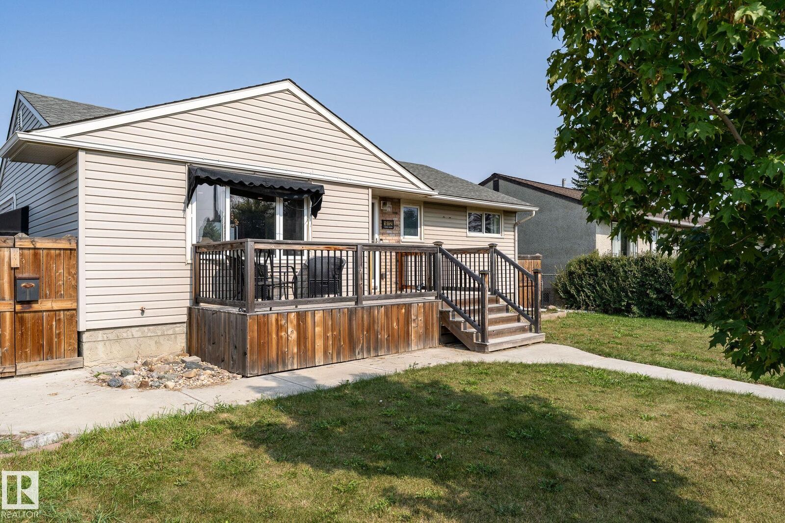 Photo de la propriété:  16112 110A Avenue NW  AB T5P 1J1