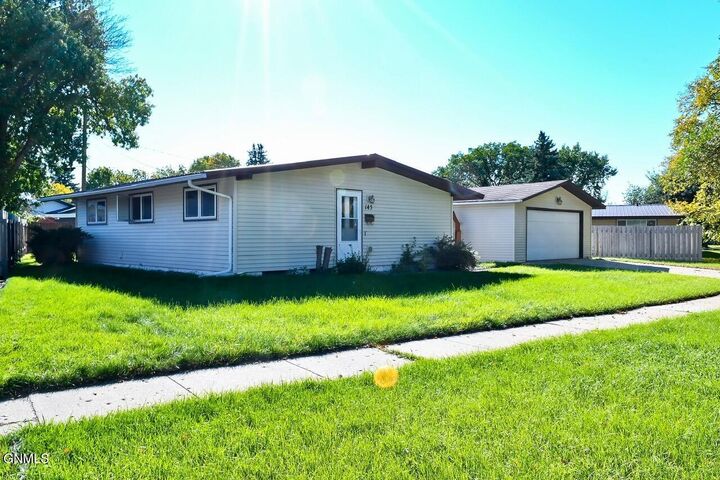 Property Photo:  145 26th Street SW  ND 58701 