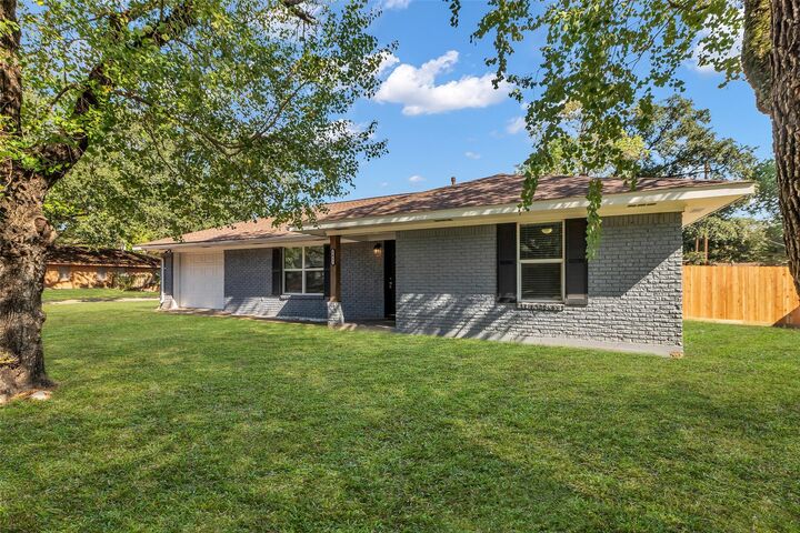 Property Photo:  1418 N Roberson Street  TX 77301 