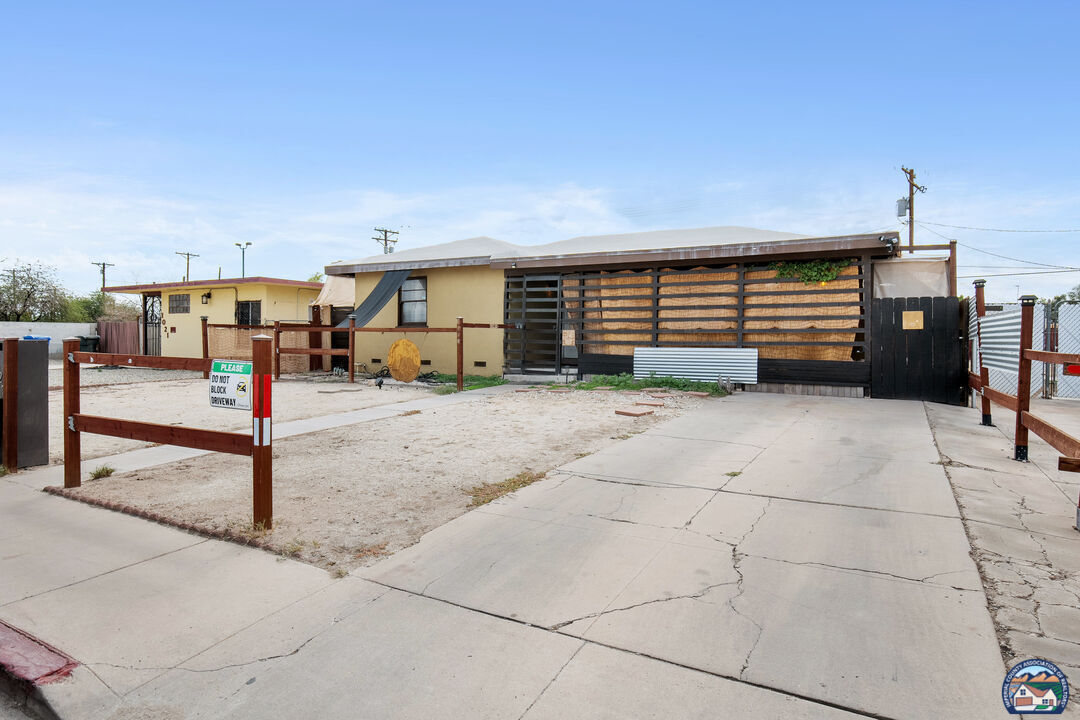 Property Photo:  1027 W Holt Ave  CA 92243 