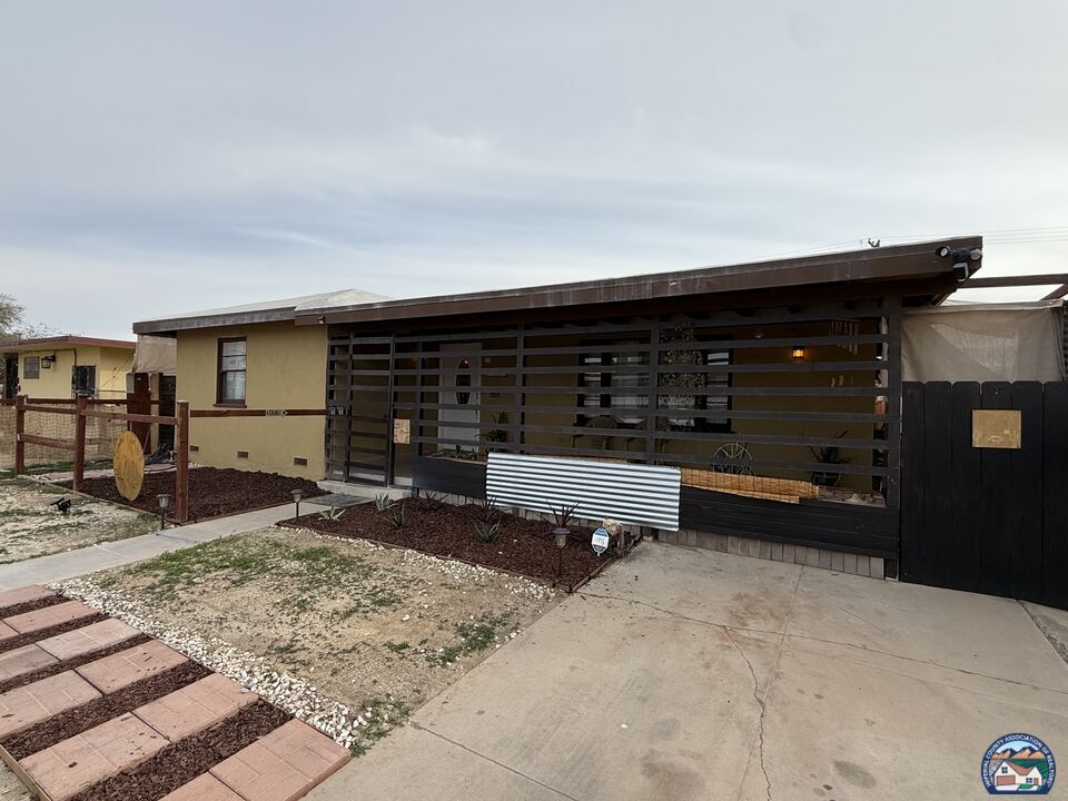 Property Photo:  1027  W Holt Ave  CA 92243 