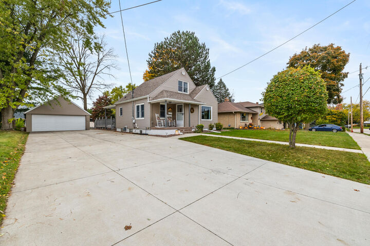 Property Photo:  419 W Washington Ave  WI 53027