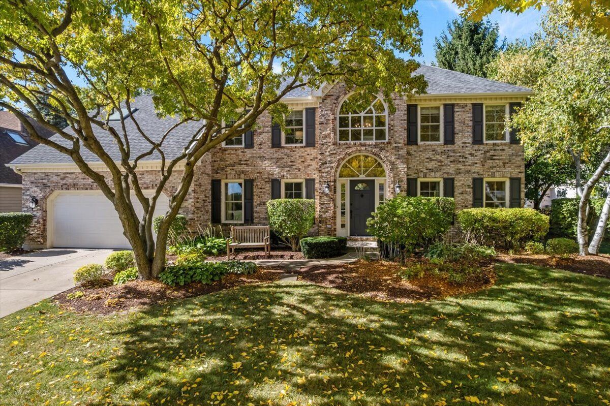 Property Photo:  705 S Whispering Hills Drive  IL 60540