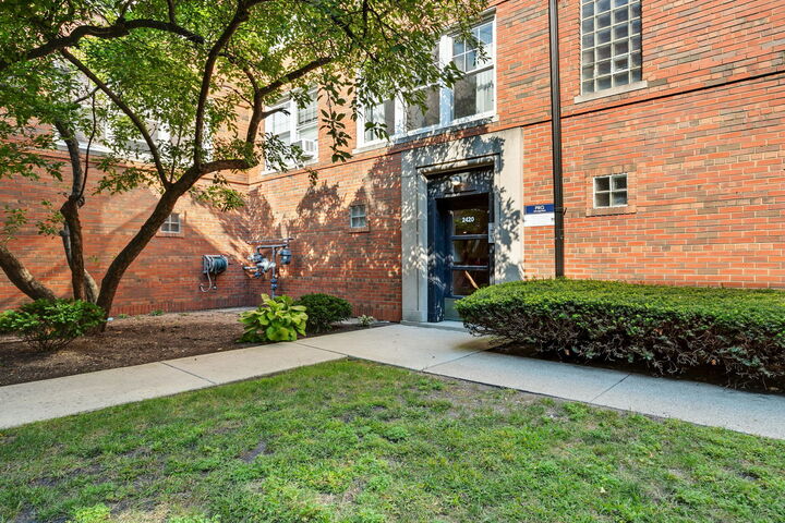 Property Photo: 2420 W Farragut Avenue 3A IL 60625