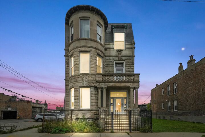 Property Photo:  1140 S Sacramento Boulevard  IL 60612 