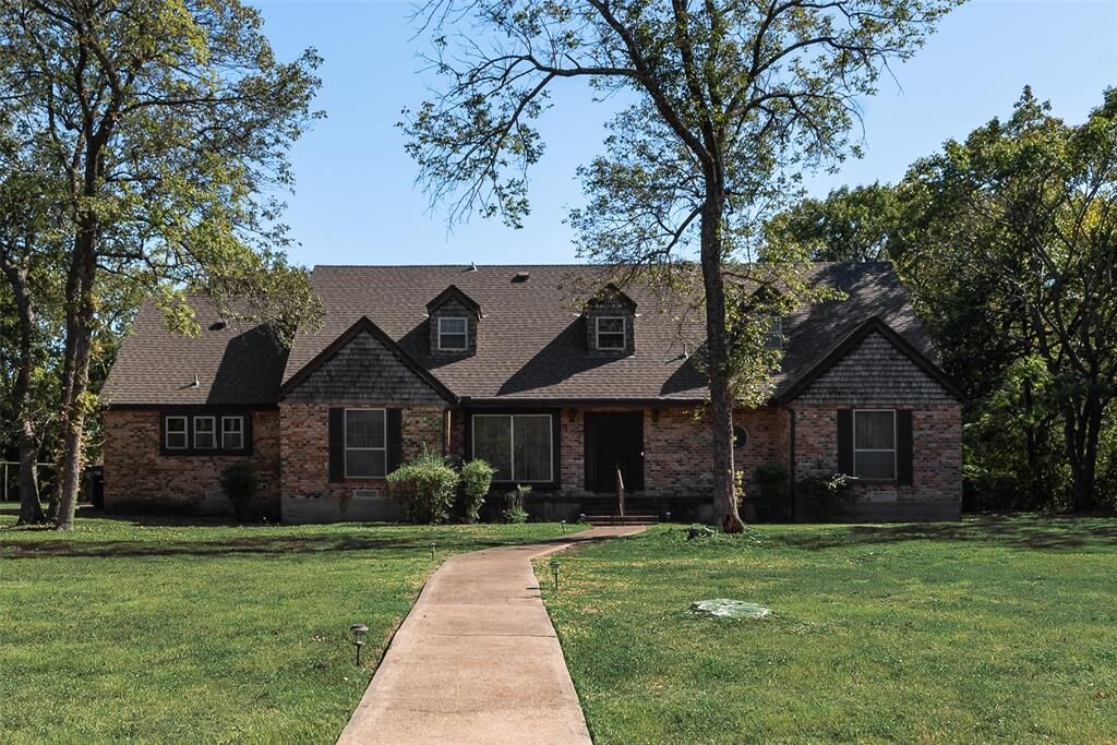 Property Photo: 102 S Royal Oak Drive TX 75116