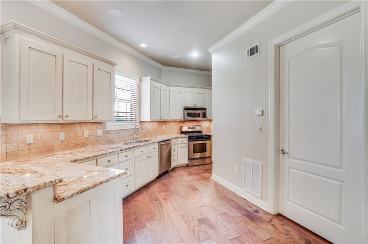 Property Photo:  2712 S Everest Avenue  AR 72758