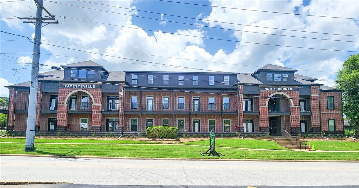 Property Photo: 1115 N Leverett Avenue 302 AR 72703