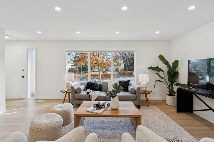 Property Photo:  9607 Oakhill Drive SW  AB T2V 3W4