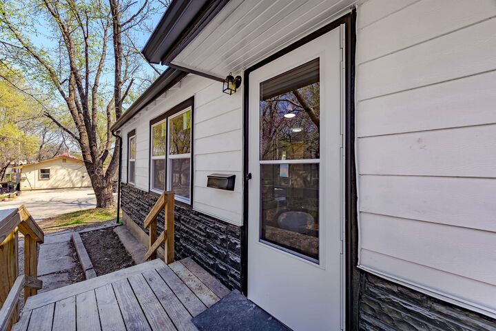 Property Photo:  1113 N School St  KS 67010-1558