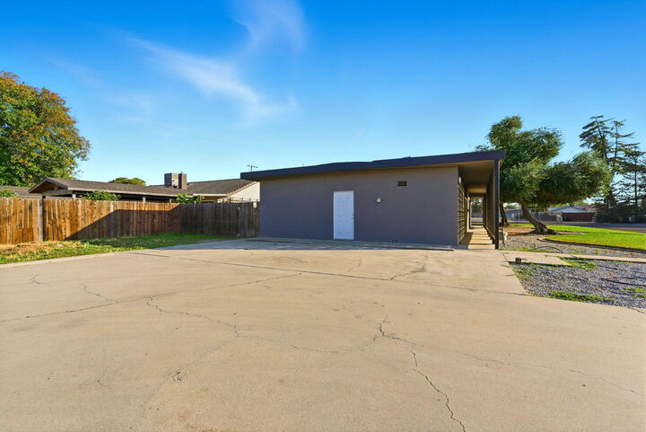 Property Photo:  1326 Patterson Avenue  CA 93212 